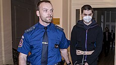 Začal soud s Jaroslavem Řehákem, který koncem března mačetou zavraždil svého... Začal soud s Jaroslavem Řehákem, který koncem března mačetou zavraždil svého...