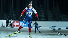 Biatlonistka Lucie Charvátová na trati sprintu ve finském Kontiolahti