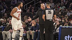 Trenér Knicks Tom Thibodeau diskutuje s rozhodím v zápase proti Dallasu....