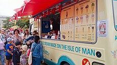 Lidé si kupují zmrzlinu na ostrov Man. (18. záí 2021)