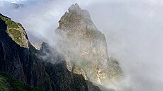 Výstup na Pico Ruivo z Pico do Arieiro. Podle průvodců zabere zhruba čtyři... Výstup na Pico Ruivo z Pico do Arieiro. Podle průvodců zabere zhruba čtyři...
