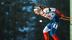 Jessica Jislová bojuje na trati ve finském Kontiolahti pi úvodní tafet...