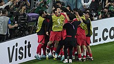 Korejtí fotbalisté slaví výhru proti Portugalsku na mistrovství svta 2022.