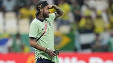 Brazilec Neymar bude zápas své zem s Kamerunem sledovat pouze z laviky.