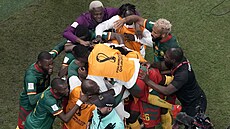 Fotbalisté Kamerunu mají radost z gólu do sít Brazílie na mistrovství svta...