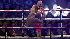 Tyson Fury (nahoe) v duelu s Derekem Chisoróu.