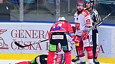 Filip Pavlík (vpravo) z Hradce Králové v derby s Pardubicemi. Filip Pavlík (vpravo) z Hradce Králové v derby s Pardubicemi.