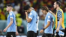 Luis Suárez (druhý zleva) a dalí uruguaytí fotbalisté vstebávají vyazení z...