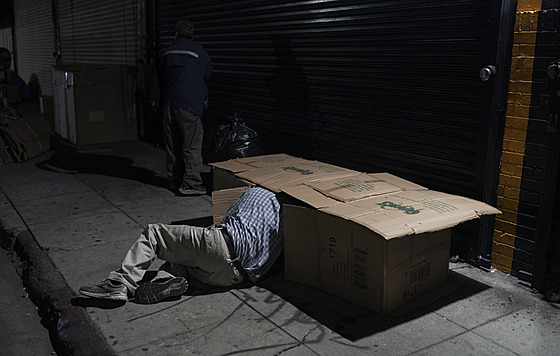 Dvaaedesátiletý bezdomovec David Hernandez leze do své postele z lepenkových...