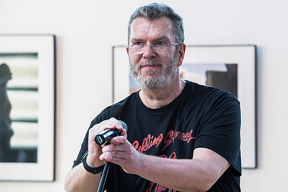 Richard Müller na vernisái svých fotografií (Bratislava, kvten 2022)