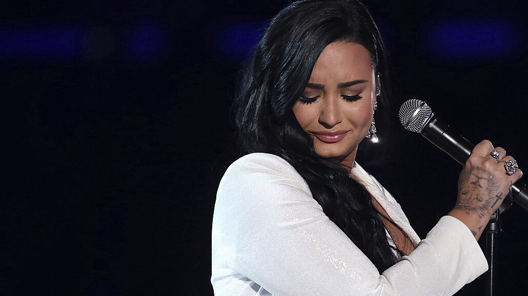 Demi Lovato zazpívala dojemnou osobní zpov Anyone