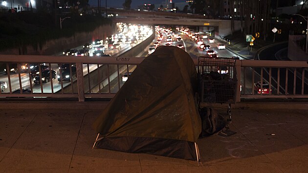 Stan bezdomovce na most pes dlnici 110 v Los Angeles (14. prosince 2022)