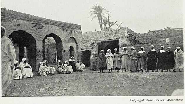 Marrkesk trh s otroky. Ped byznysem byla na programu modlitba, foto je zhruba z roku 1903.