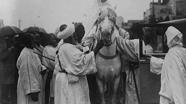 Marockho sultna zachytila fotografie v roce 1928.