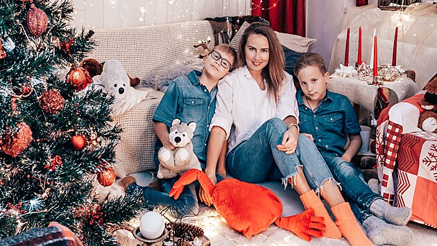 Marina Gorodetska z ukrajinského Charkova si ve Zlíně otevřela fotografický ateliér (na snímku se svými syny). (prosinec 2022)