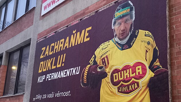 V Jihlav se v poslednch tdnech objevilo hned nkolik verz billboardu, v nm osobnosti klubu vyzvaj k pomoci Dukle. Pmo na zdi uzavenho zimnho stadionu k fanoukm promlouv kapitn tmu Josef Skoepa.