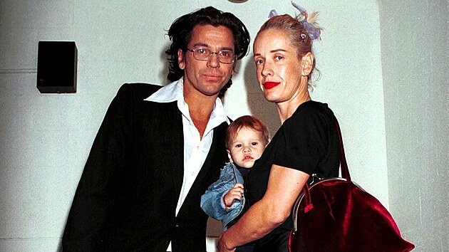 Michael Hutchence a Paula Yatesov s jejich dcerou (27. jna 1997)