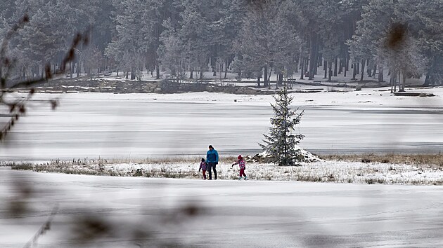 Voda, která proudí od září do Velkého Boleveckého rybníka v Plzni z Berounky, už začala zvedat hladinu vysychající oblíbené rekreační nádrže. Do léta by opět mohl zmizet ostrov uprostřed, kde je teď před svátky vánoční strom.
(14. 12. 2022)