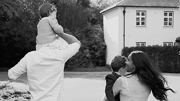 Princ Harry, vvodkyn Meghan a jejich dti Lilibet a Archie na zahrad Frogmore Cottage ve Windsoru po oslavch krlovny Albty II. (2022)