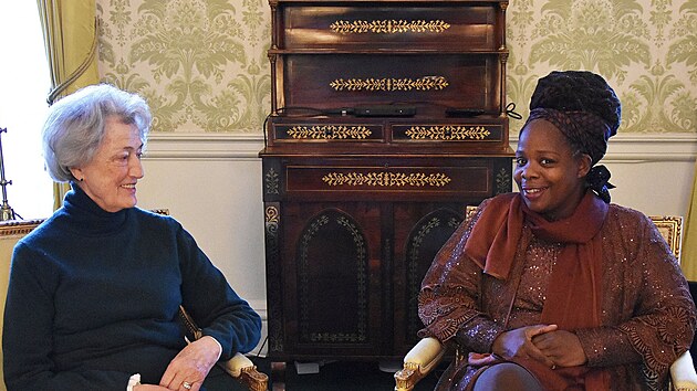 Susan Hussey a Ngozi Fulani v Buckinghamskm palci (Londn, 16. prosince 2022)