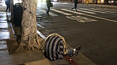 Bezdomovec spící na chodníku v Los Angeles (14. prosince 2022)