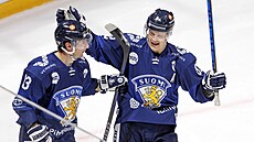 Finští hokejisté se radují z gólu proti Švédům na Švýcarských hokejových hrách. Finští hokejisté se radují z gólu proti Švédům na Švýcarských hokejových hrách.