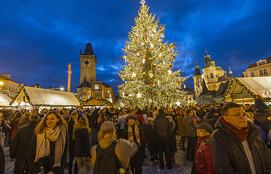 Na Staromstském námstí v Praze se v sobotu rozsvítil vánoní strom. (26....