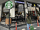 ena prochz kolem neoficiln kavrny Starbucks v Bagddu. (21. prosince 2022)