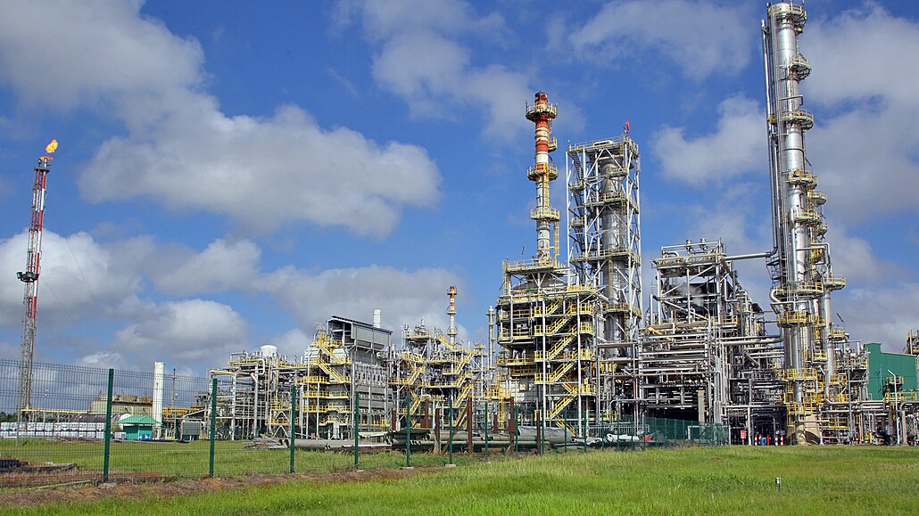 Ropná rafinerie Staatsolie v okrese Wanica na severu Surinamu (26. záí 2022)