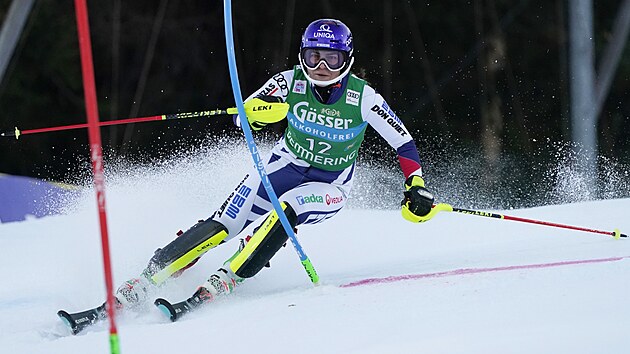 Martina Dubovsk na trati slalomu v rakouskm Semmeringu.