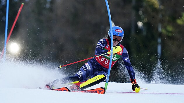 Americk lyaka Mikaela Shiffrinov na trati slalomu v Semmeringu.