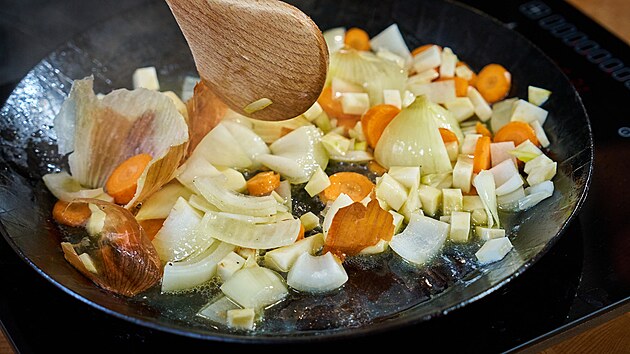 Na vt kousky pokrjme mrkev, kousek celeru, strouky esneku a cibuli na tvrtky i se slupkou, protoe ta nm na mase udl hezkou barvu. Zeleninu krtce orestujeme na pnvi s kouskem msla.