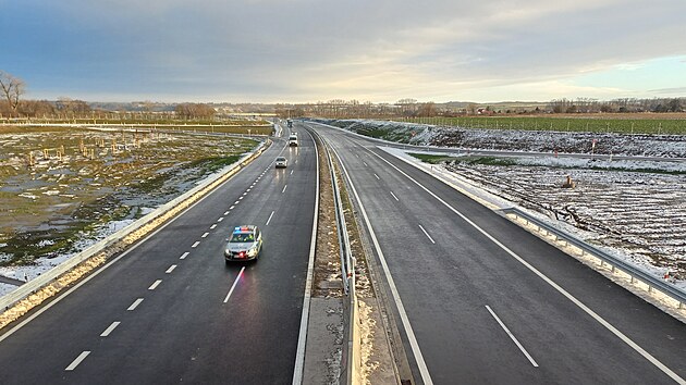 Policie krátce před třetí hodinou odpolední pustila automobily na další dokončený úsek dálnice D35 z Časů do Ostrova.