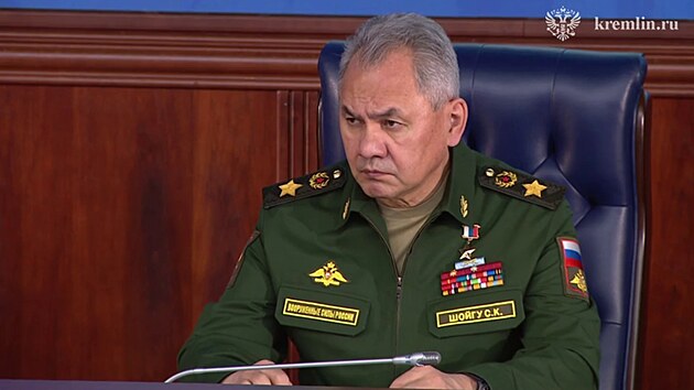 Ruský prezident Vladimir Putin promluvil k armádním špičkám. Zde poslouchá ministr obrany Sergej Šojgu. (21. prosince 2022)