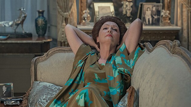 Lesley Manville jako princezna Margaret v 5. ad serilu Koruna (2022)