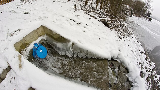 Voda, která proudí od září do Velkého Boleveckého rybníka v Plzni z Berounky, už začala zvedat hladinu vysychající oblíbené rekreační nádrže. Do léta by opět mohl zmizet ostrov uprostřed, kde je teď před svátky vánoční strom.(14. 12. 2022)