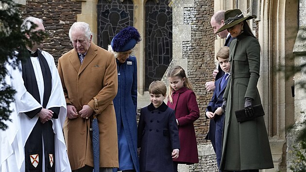 Král Karel III., královna choť Camilla, princ Louis, princezna Charlotte, princ George, princ William a princezna Kate po vánoční bohoslužbě (Sandringham, 25. prosince 2022)