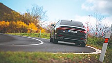 Ačkoli vypadá vcelku nenápadně, v provozu je Audi S8 jednoznačně predátor,... Ačkoli vypadá vcelku nenápadně, v provozu je Audi S8 jednoznačně predátor,...