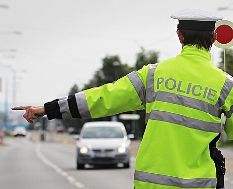 Policejní kontroly se zamí mimo jiné na alkohol u idi.