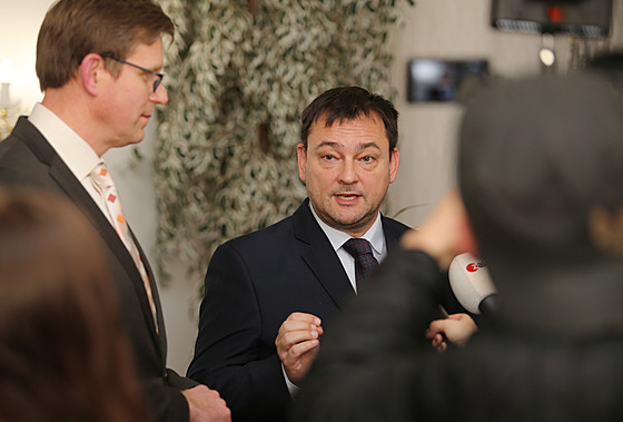 Starosta Doban Martin Sobotka (vpravo) pi setkání s ministrem dopravy Martinem Kupkou ohledn zvaované výstavb gigafactory v Líních u Plzn. 