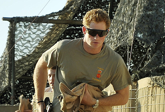 Princ Harry na vojenské základn Camp Bastion v Afghánistánu (3. listopadu 2012)