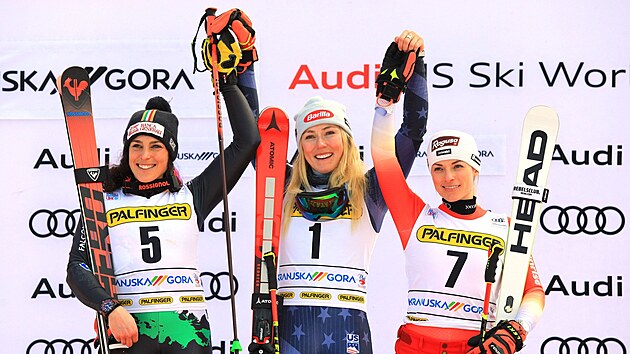 Americk lyaka Mikaela Shiffrinov (uprosted) vtz v obm slalomu ve slovinsk Kranjsk Goe. Spolu s n se umstily vlevo Italka Federica Brignoneov a vpravo vcarka Lara Gutov-Behramiov.