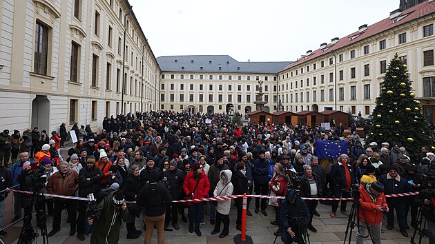 Akce Milionu chvilek pro demokracii Dotáhneme změnu - demokrat na Hrad se koná na druhém nádvoří Pražského hradu.