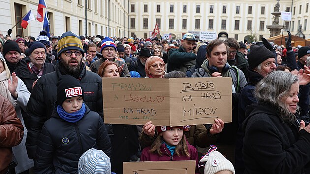 Akce Milionu chvilek pro demokracii Dotáhneme změnu - demokrat na Hrad se koná na druhém nádvoří Pražského hradu.