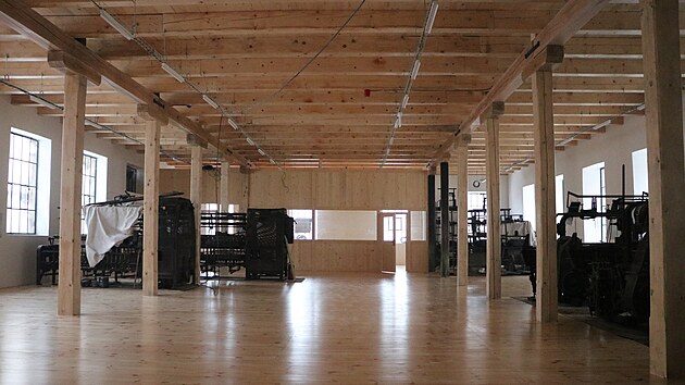 Skončila rekonstrukce nejcennějších částí vyhořelé textilky Karnola v Krnově. Na jaře bude následovat obnova textilních strojů a pokračuje i oprava vzorníků. Následně chce město památku zpřístupnit veřejnosti.