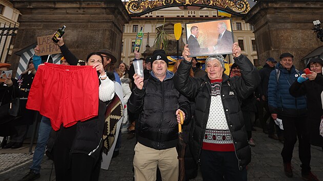 Becherovka, žlutý člun a další symboly představující éru Miloše Zemana na Pražském hradě, skončily v odpadkovém koši. (8. ledna 2023)