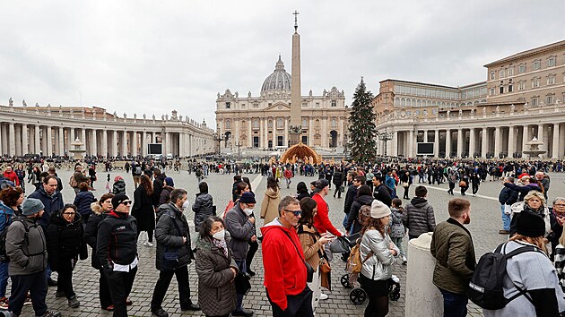 Na vstup do Svatopetrsk baziliky ve Vatiknu ekaj tisce lid, aby se rozlouily se zesnulm emeritnm papeem Benediktem XVI. (2. ledna 2023)
