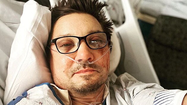 Jeremy Renner na selfie z nemocnice (3. ledna 2023)