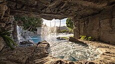U rezidence nechybí bazén ve stylu resortu s vodopády a jeskyní.