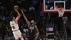 Zach LaVine (8) z Chicago Bulls stílí na ko Brooklyn Nets pes Kevina Duranta...